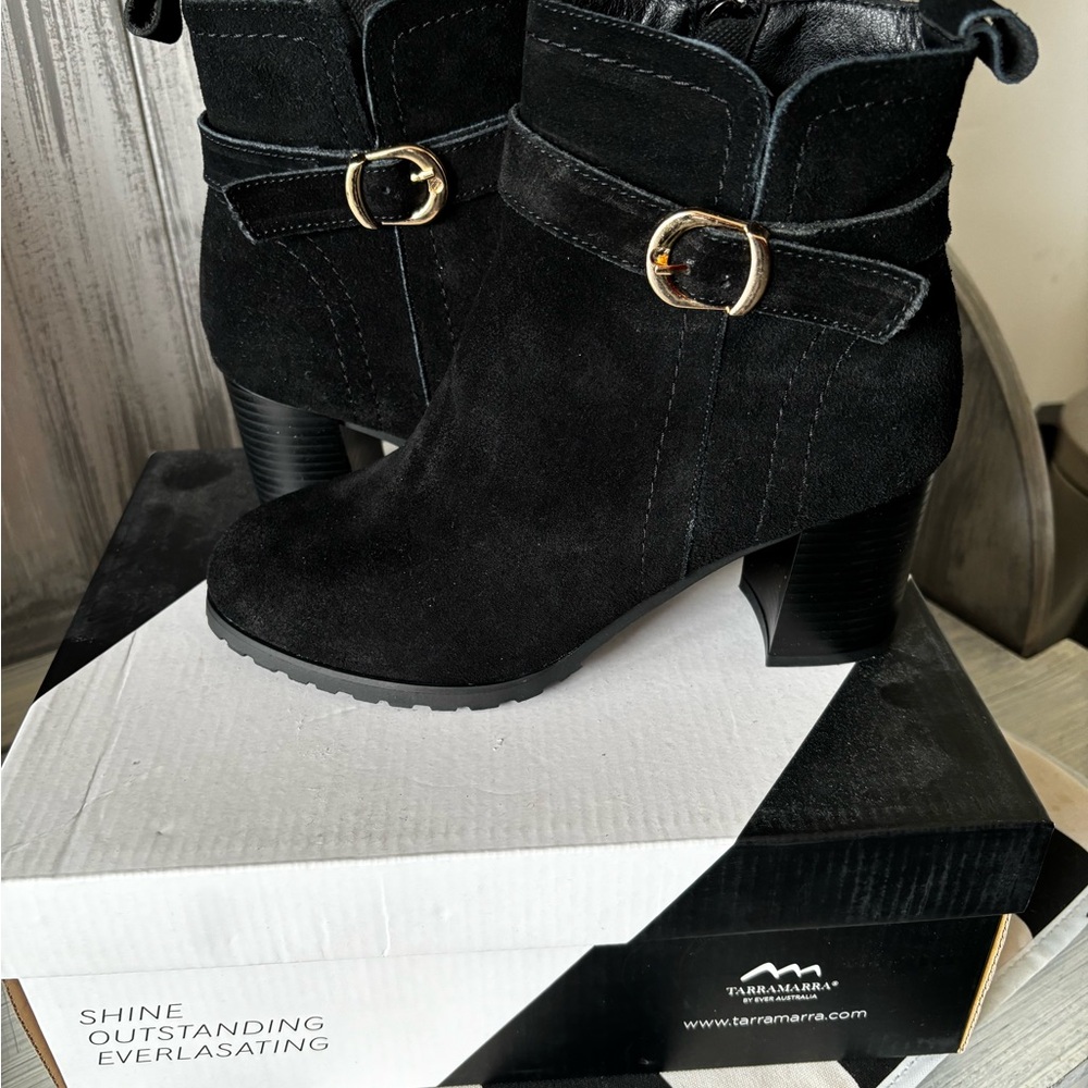 Womens Tarramarra ankle booties.  NWT sz 7.5/8. Black nubuck suede.
